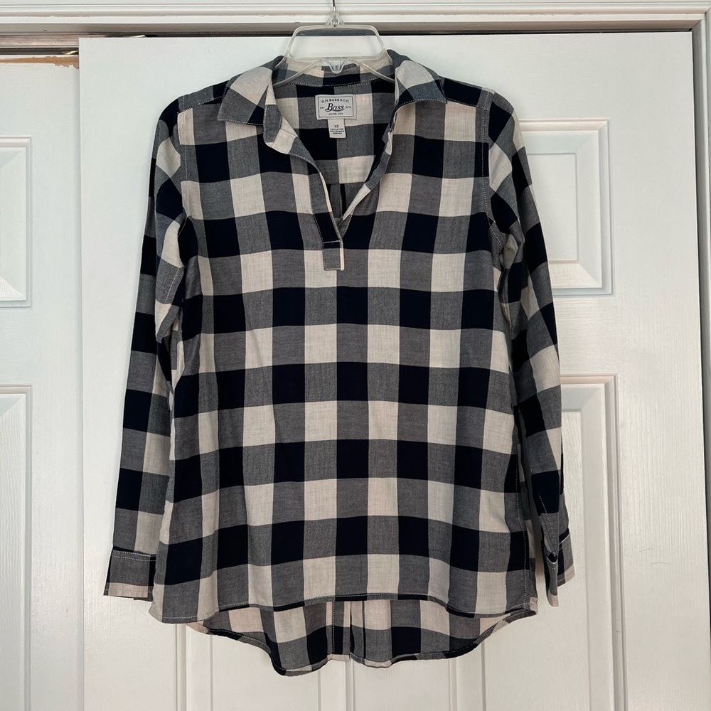 BASS Women's Navy Blue and Creme White V neck XS
